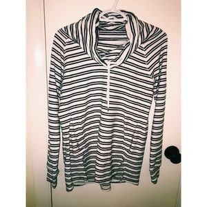 Black and white Tommy Hilfiger sweater🖤